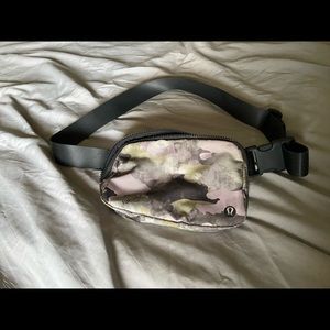 Lululemon everywhere belt bag EUC